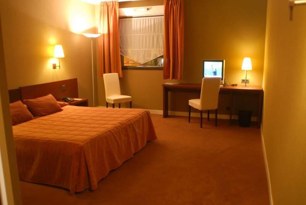 Hotel De Loire Et Restaurant Les Bateliers Trelaze ภายนอก รูปภาพ